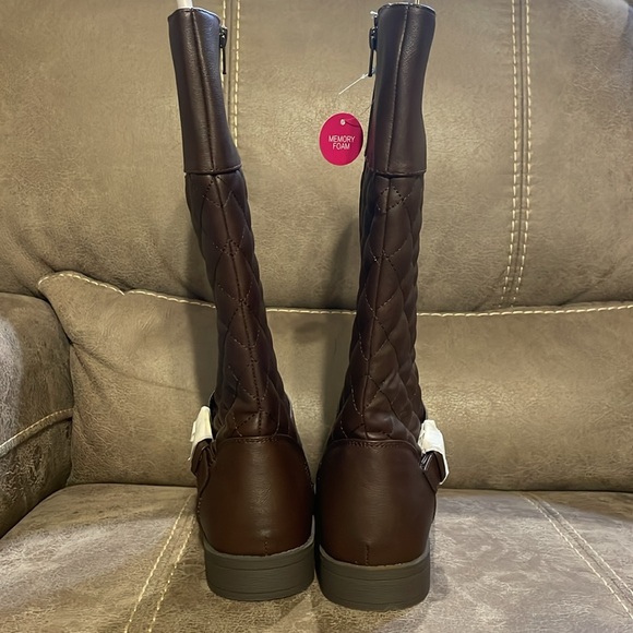 New with tags girls quilted riding boots. Girls size 5. - Picture 3 of 6